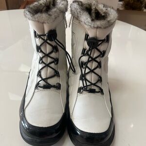 Totes Women's Black and White Winter Boots. Excellent Condition. Size 9W